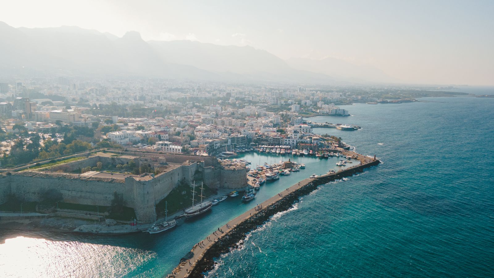 Luftaufnahme von Kyrenia (Girne) mit Hafen, Burg und dem Beşparmak-Gebirge