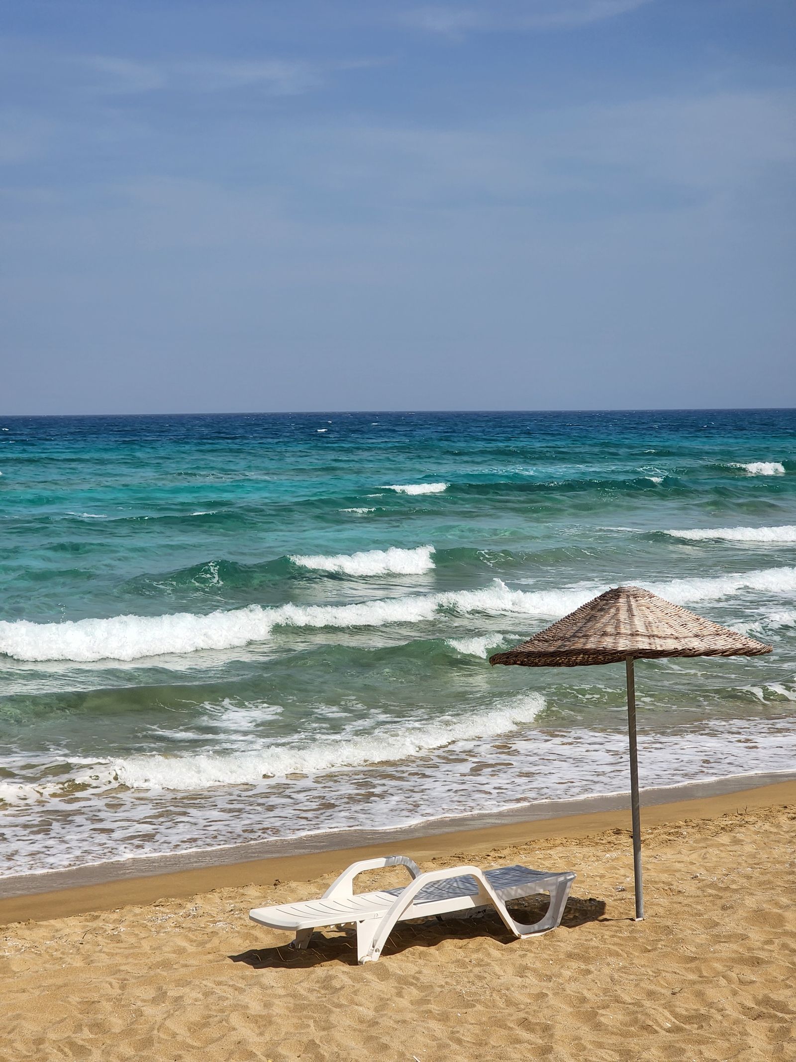 Sandstrand mit türkisem Wasser an der Küste bei Iskele / Long Beach